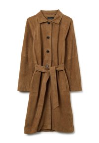 Cappotto trench in suede marrone con colletto, bottoni frontali, due tasche laterali e cintura coordinata. Presenta una texture morbida e un design su misura.