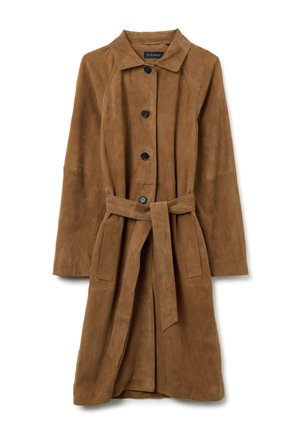 Bruine suede trenchcoat met een kraag, knopen aan de voorkant, twee zijzakken en een bijpassende riem. Beschikt over een zachte textuur en een getailleerd ontwerp.