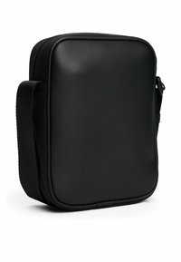 Bolso de cuero negro con forma rectangular, textura suave, cierre de cremallera y correa ajustable. Diseño minimalista sin marcas visibles.