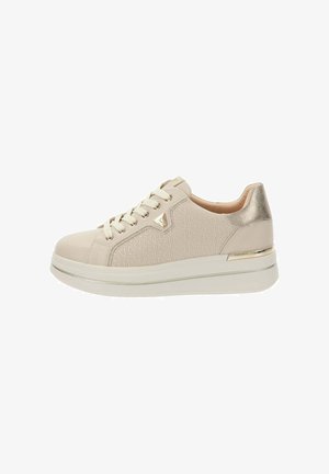 Beżowe sneakersy z teksturowanym wzorem geometrycznym, złotymi akcentami oraz grubą białą podeszwą z metalicznym paskiem.