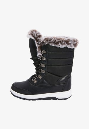 Schwarze Winterstiefel verfügen über ein Kunstfellfutter, ein gepolstertes Textil-Obermaterial, Metallösen und eine weiße Gummisohle mit rutschfester Struktur.