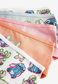Ensemble de sous-vêtements colorés avec des imprimés du personnage Stitch. Les matériaux sont en coton doux avec des ceintures élastiques ; les couleurs incluent orange, rose, gris et blanc.