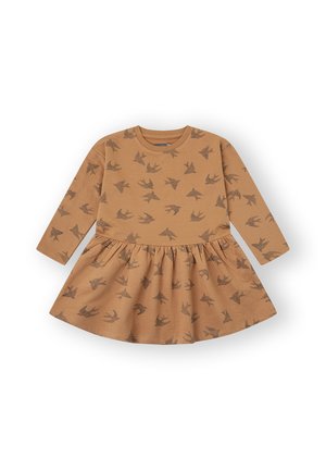 Vestido de niña pequeña de manga larga, color óxido, con falda fruncida y siluetas de pájaros oscuros impresas de manera uniforme en la tela.