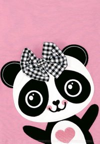 Růžová tkanina s potiskem pandy s černými akcenty, velkýma očima a černobílou kostkovanou mašlí nad její hlavou.