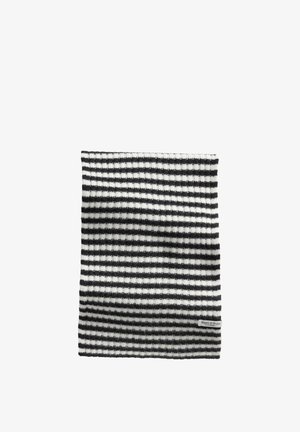 Czarno-biały, poziomo pasowany, dziany szalik z małą białą metką z napisem "Marc O'Polo" po jednej stronie.