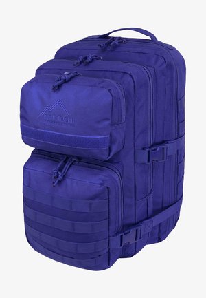 Lila Rucksack aus robustem Material, ausgestattet mit mehreren Fächern, Reißverschlüssen, verstellbaren Trägern und einem verstärkten Griff.