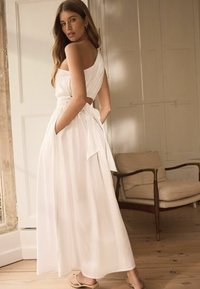 Next PREMIUM ONE SHOULDER REGULAR FIT - Maksimekko - white