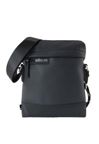 Borsa a tracolla nera con materiale testurizzato, tracolla regolabile, chiusura con patta superiore e una toppa con il logo sulla parte anteriore. Accento inferiore liscio.
