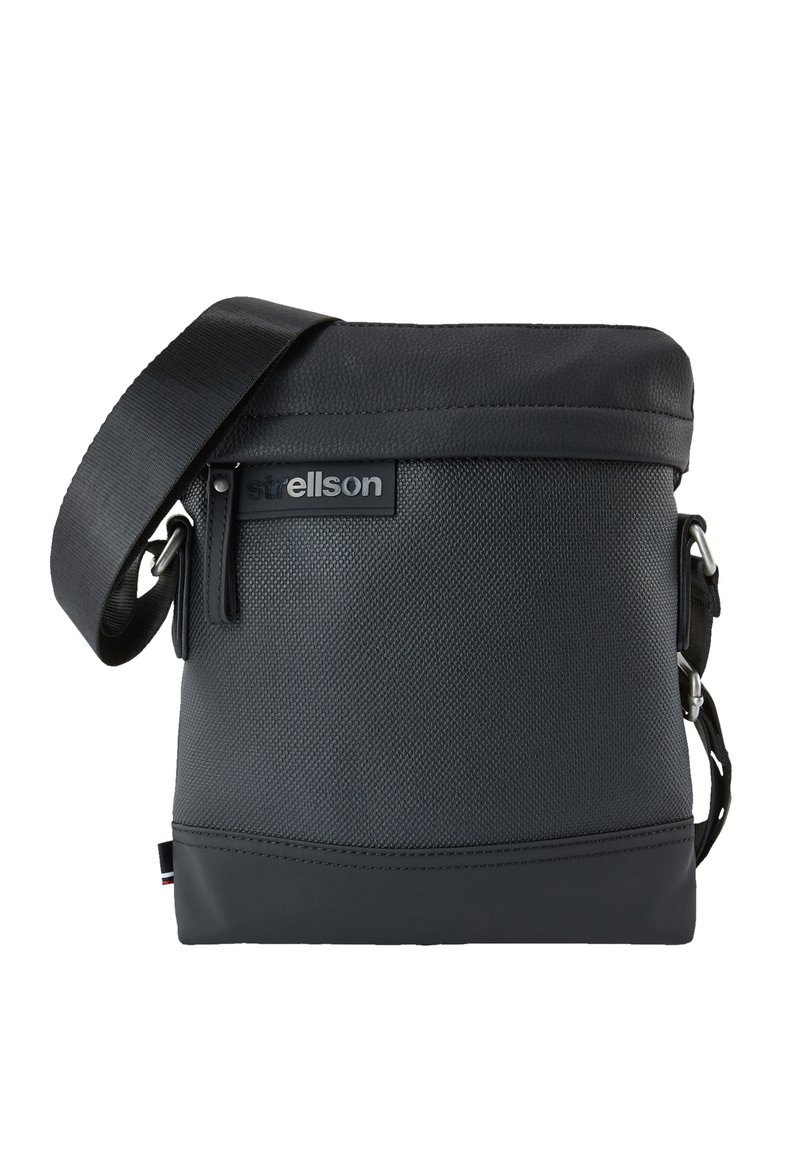 Borsa a tracolla nera con materiale testurizzato, tracolla regolabile, chiusura con patta superiore e una toppa con il logo sulla parte anteriore. Accento inferiore liscio.