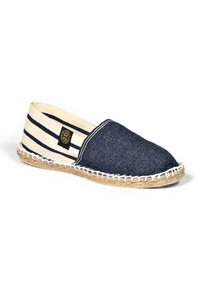 Espadrille en toile bleu marine avec une bande en tissu rayé, semelle en jute tressé et coutures blanches le long du bord. Sans fermeture ; design à enfiler.