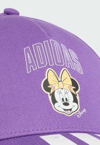 Fioletowa czapka z gładkiego materiału, z logo "ADIDAS" oraz grafiką Myszki Minnie z kokardą w kropki. Pasek w paski poniżej logo.