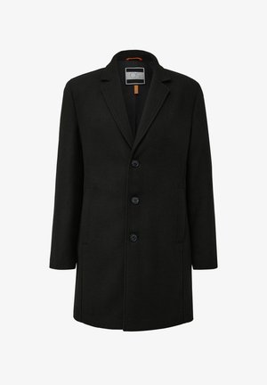 Cappotto nero in misto lana con colletto a riviera, chiusura anteriore con bottoni, due tasche laterali e una texture liscia. Presenta un'etichetta interna arancione.