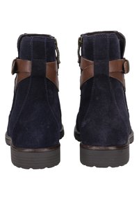 Botas de tobillo de ante azul marino con correas de cuero marrón y acentos de hebilla, con un acabado texturizado y suelas de goma para mayor agarre.