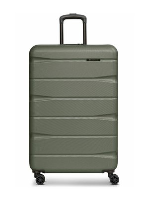 Grande valise rigide texturée verte avec quatre roues pivotantes et poignée télescopique noire étendue.