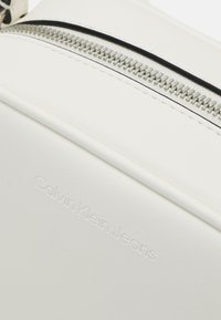 Calvin Klein Jeans SCULPTED CAMERA MONO - Torba preko tijela - white/silver-coloured