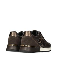 Brązowe sneakersy z zamszu i skóry, z akcentami w panterkę i złotym metalicznym detalem na pięcie. Czarna gumowa podeszwa.