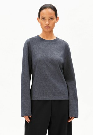 Donkergrijze longsleeve gemaakt van zachte stof. Ronde halslijn, losse pasvorm en verlengde mouwen voor een ontspannen uitstraling.