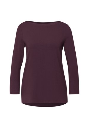 Camiseta de manga larga en color burdeos con escote barco y dobladillo curvo. Fabricada con una tela suave de textura lisa, sin patrones destacados ni adornos.