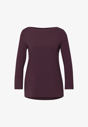 Camiseta de manga larga en color burdeos con escote barco y dobladillo curvo. Fabricada con una tela suave de textura lisa, sin patrones destacados ni adornos.