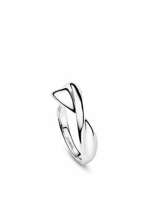 Sølv snoet åben ring med glatte polerede overflader og et minimalistisk moderne design.