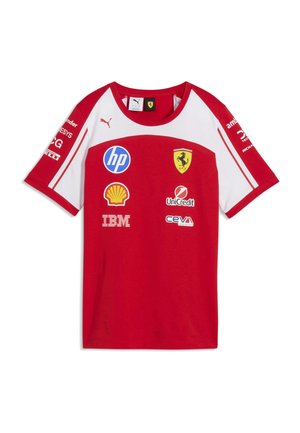 Maglietta da corsa Puma Ferrari rossa e bianca con loghi tra cui HP, Shell, IBM, UniCredit e CEVA sul davanti e sulle maniche.