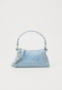 Τσάντα τζιν σε ανοιχτό μπλε χρώμα με πλεχτό χερούλι, ασημένιες λεπτομέρειες και κεντημένο "Juicy"; διαθέτει διακοσμητικά κορδόνια στα πλαϊνά.