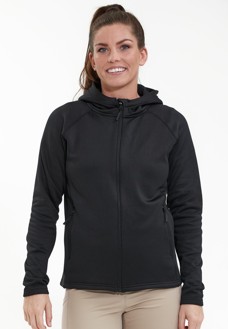 Zwarte zip-up hoodie met hoge kraag, lange mouwen en twee zijzakken. Heeft een gladde textuur en een aansluitend ontwerp.