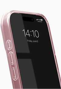 Funda de teléfono rosa transparente que contiene un smartphone negro, con una pantalla digital que muestra la hora y un indicador de señal en la parte superior.