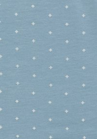 Jasnoniebieska tkanina o miękkiej teksturze, z delikatnym wzorem małych białych diamentów równomiernie rozmieszczonych po całej powierzchni.