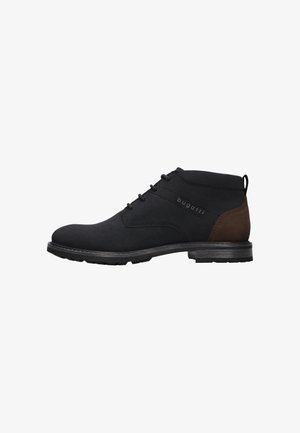 Bottine noire en cuir à lacets, détail marron au talon et semelle épaisse, embossée du logo "bugatti" sur le côté.