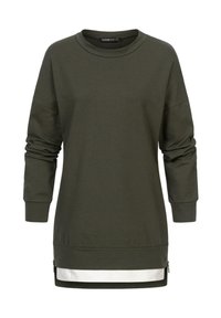 Robe sweatshirt vert olive avec manches longues, encolure ronde et détail de bande blanche à l'ourlet. Présente des zips latéraux pour un ajustement.