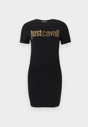 Czarna dopasowana sukienka z krótkim rękawem, z napisem "just cavalli" wykonanym ze złotych ćwieków na wysokości klatki piersiowej.
