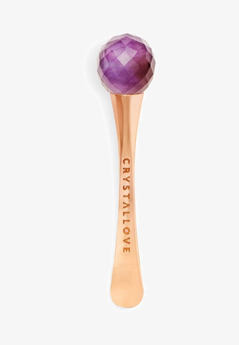 Roze gouden lepel met een verlengd heft, voorzien van een facet geslepen paarse kristallen bal aan de bovenkant en een gegraveerde tekst die "CRYSTALLOVE" leest.