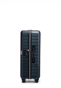 Zwarte hardshell-koffer met verticale ribbels, roségouden hardware, een zijhandvat en vier wielen voor mobiliteit. Zichtbare ritssluiting.