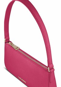 Pequeño bolso de cuero rosa brillante con cremallera dorada y asa corta, que muestra una superficie texturizada y el logotipo de la marca en el frente.