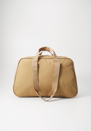 Bolsa deportiva rectangular beige con correas dobles para el hombro y un sutil logo en relieve de una hoja en el frente, sobre un fondo blanco liso.