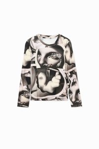 Maglione a maniche lunghe con motivo grafico caratterizzato da immagini in bianco e nero, scollatura rotonda, texture liscia e un design aderente.