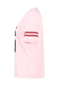 Roze katoenen T-shirt met korte mouwen, voorzien van rode en witte streepdelen en een zwart grafisch print op de voorkant.
