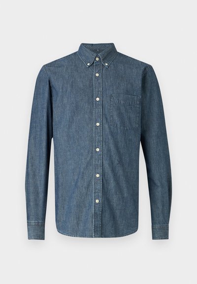 Camicia in denim blu medio con bottoni, dotata di colletto, maniche lunghe e taschino sul lato sinistro del petto. Tessuto liscio con un motivo sottile.