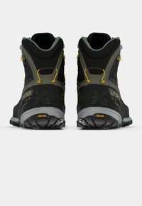 Stivaletti da trekking neri e grigi con accenti gialli, design alto, suola Vibram, parte superiore testurizzata, colletto imbottito e sistema di allacciatura a contrasto.
