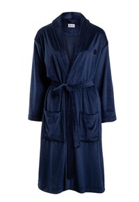 Tummansininen, ylellinen kylpytakki, jossa on kauluksellinen satiini, sidottava vyö, kaksi etutaskua ja pehmeä tekstuuri. Rinnassa on pieni logo.