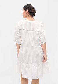 Zizzi STRIPED WITH RIBBONS - Marškininė suknelė - bright white