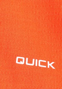 Kirjaväri oranž kangas, millel on tekstuuriline kudumise muster, ühel küljel on valged, suured tähed "QUICK".