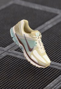 Nike Sportswear ZOOM VOMERO 5 STYLE - Sneakers - team gold/fauna brown/pale ivory/seafoam/metallic platinum