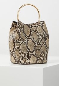 Sac seau en cuir beige et marron imprimé serpent. Dispose d'une anse ronde dorée et d'une surface texturée avec un motif décoratif.