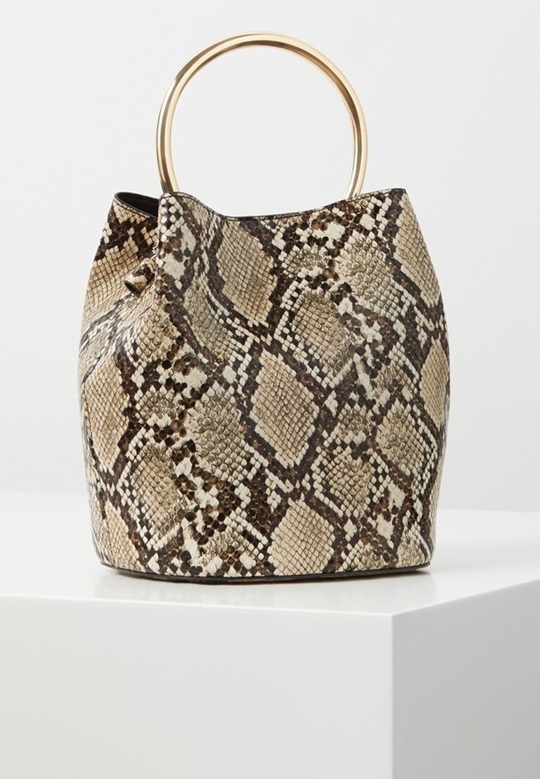 Sac seau en cuir beige et marron imprimé serpent. Dispose d'une anse ronde dorée et d'une surface texturée avec un motif décoratif.