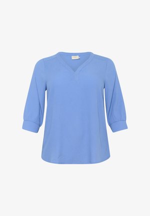 Vaaleansininen pusero, jossa on V-pääntie, kolmonen hihat ja pehmeä tekstuuri. Sisältää rypistetyt yksityiskohdat hihansuiden kohdalla.