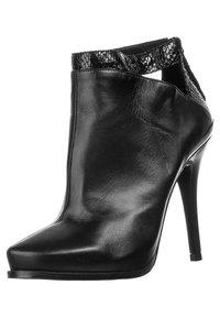 Czarny skórzany botek za kostkę z ostrym noskiem, szpilkowym obcasem oraz teksturowanym czarnym akcentem ze skóry węża u góry. Gładkie wykończenie na całej powierzchni.