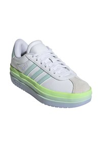 Sneaker bianche con tre strisce azzurro chiaro, punta in camoscio e suola spessa di color verde neon. Presentano un colletto imbottito e lacci piatti.
