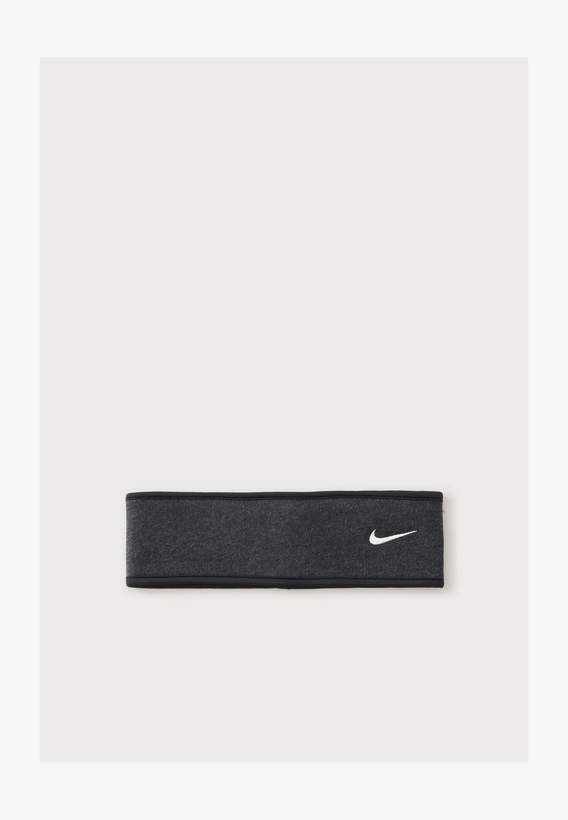 Σκούρα γκρι υφασμάτινη αθλητική κορδέλα με μαύρες άκρες και μικρό λευκό λογότυπο Nike swoosh στη μία πλευρά, σε λευκό φόντο.